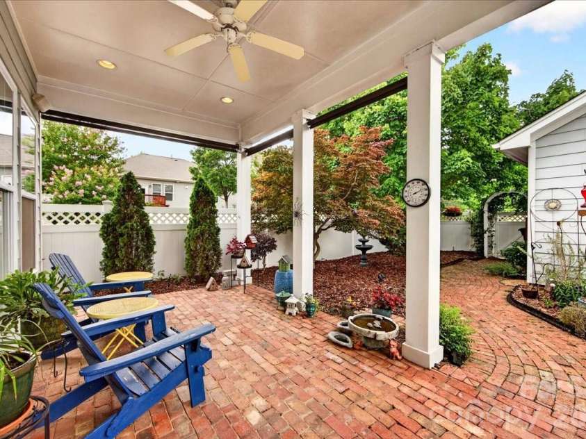 12422 Brenthaven Drive, Davidson, NC 28036.  MLS# CAR4387323, YatesRealty ID 29933. Low maintenance courtyard with beautiful lush landscaping.