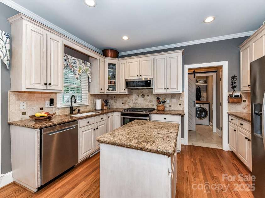 3401 Cresta Court, Charlotte, NC 28269.  MLS# CAR4274525, YatesRealty ID 29936. 