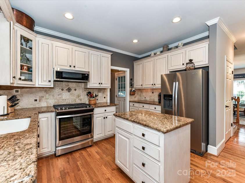 3401 Cresta Court, Charlotte, NC 28269.  MLS# CAR4274525, YatesRealty ID 29936. 
