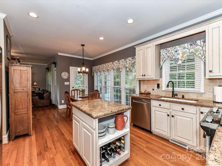 3401 Cresta Court, Charlotte, NC 28269.  MLS# CAR4274525, YatesRealty ID 29936. 