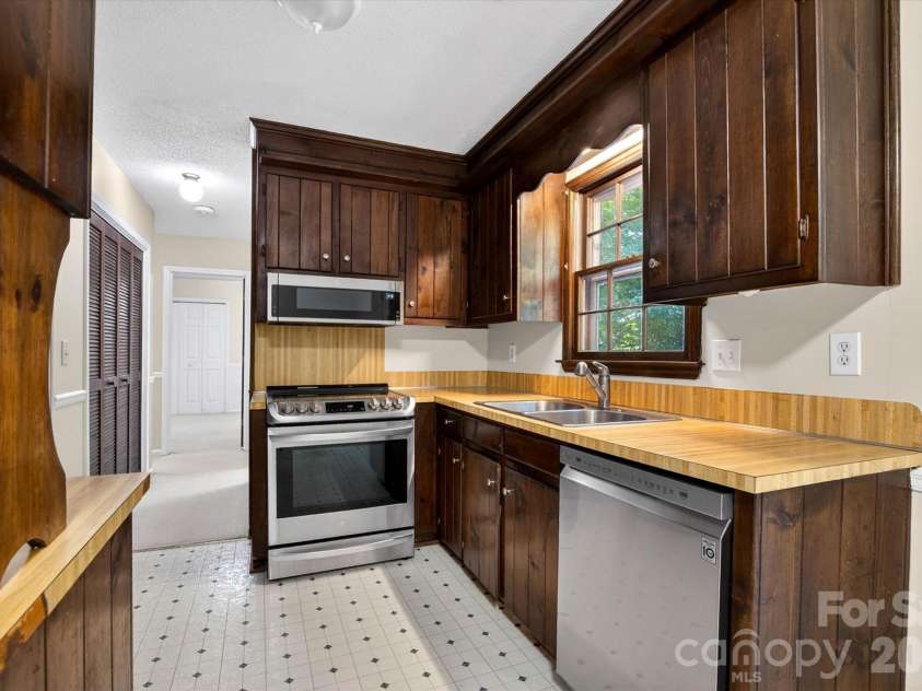 4881 Hickory Nut Court, Rock Hill, SC 29730.  MLS# CAR4389865, YatesRealty ID 29936. 
