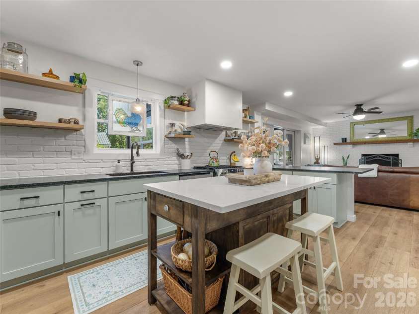 154 White Oak Lane, Brevard, NC 28712.  MLS# CAR4378929, YatesRealty ID 29938. 