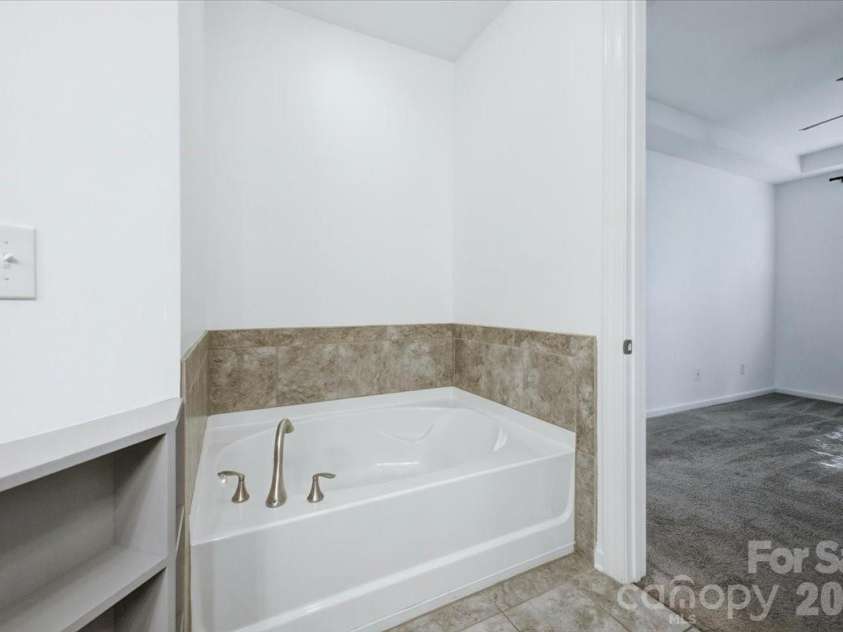 5618 Stonewells Drive, Charlotte, NC 28278.  MLS# CAR4390467, YatesRealty ID 29939. 