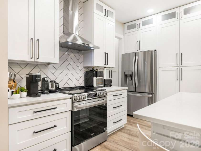 6807 Guinevere Drive, Charlotte, NC 28277.  MLS# CAR4391308, YatesRealty ID 29941. 