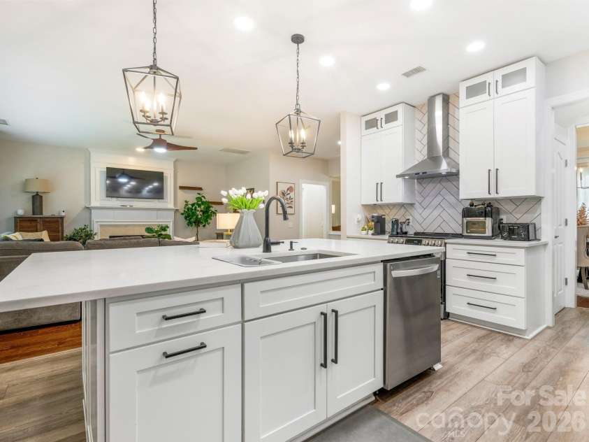 6807 Guinevere Drive, Charlotte, NC 28277.  MLS# CAR4391308, YatesRealty ID 29941. 