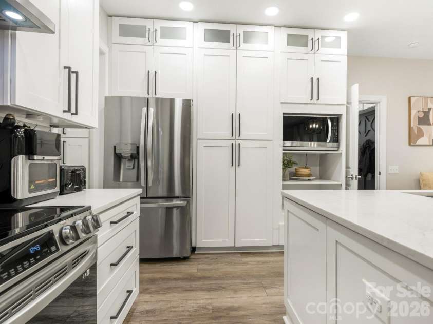 6807 Guinevere Drive, Charlotte, NC 28277.  MLS# CAR4391308, YatesRealty ID 29941. 