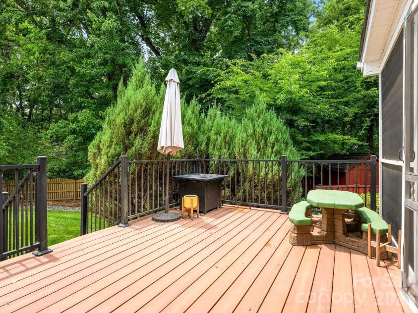 6807 Guinevere Drive, Charlotte, NC 28277.  MLS# CAR4391308, YatesRealty ID 29941. 