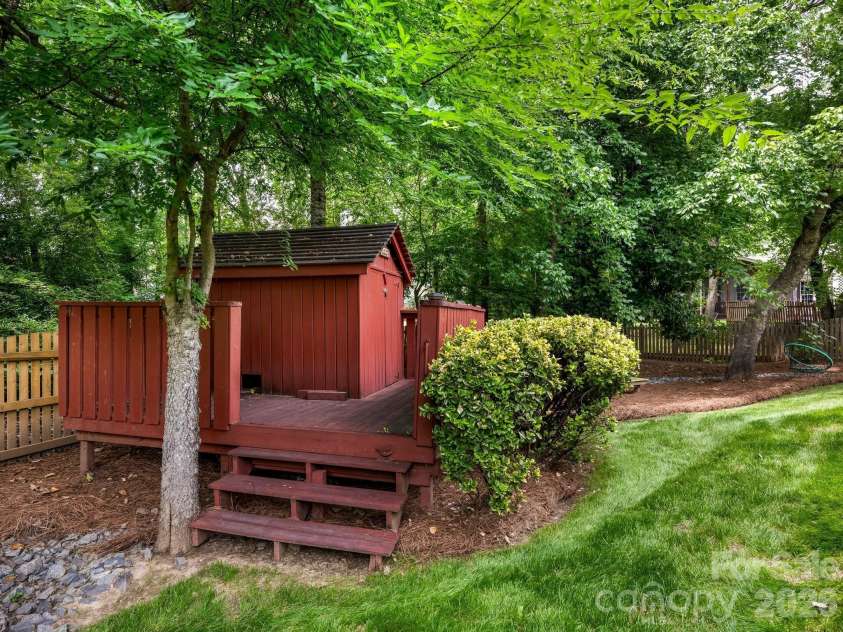 6807 Guinevere Drive, Charlotte, NC 28277.  MLS# CAR4391308, YatesRealty ID 29941. 