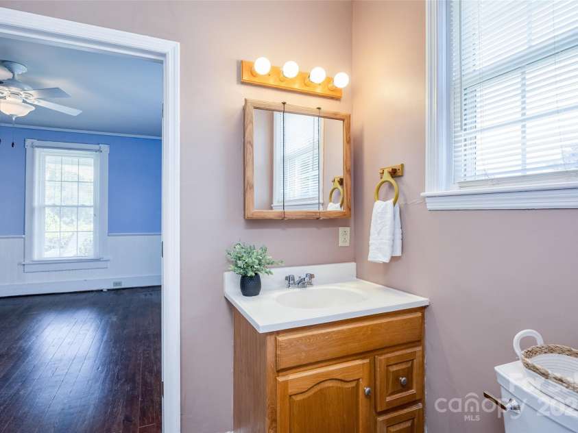 274 Old Harden Road, Winnsboro, SC 29180.  MLS# CAR4279242, YatesRealty ID 29944. Jack and Jill Bath