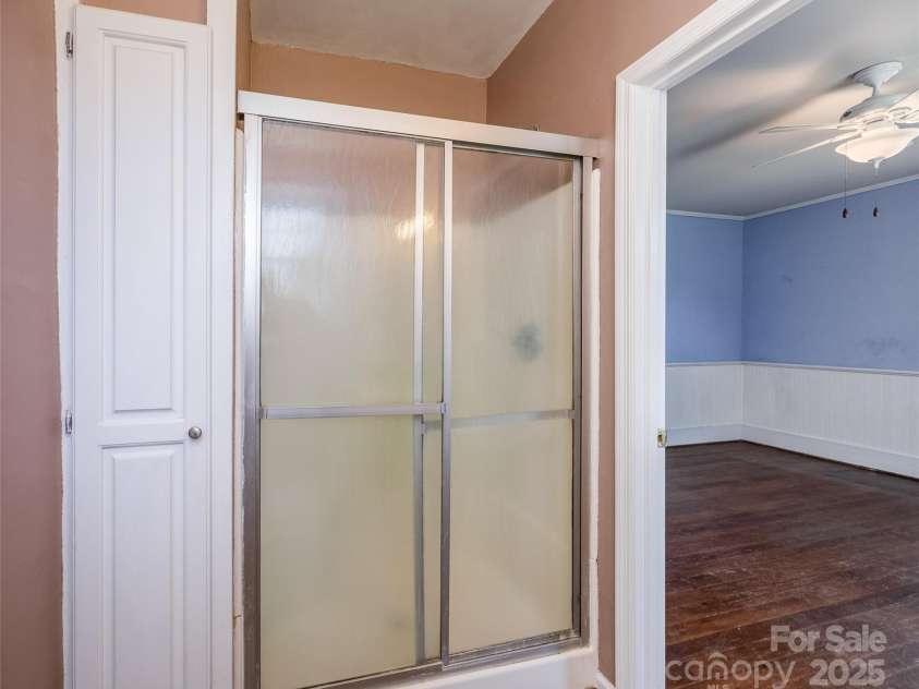 274 Old Harden Road, Winnsboro, SC 29180.  MLS# CAR4279242, YatesRealty ID 29944. Jack and Jill Bath