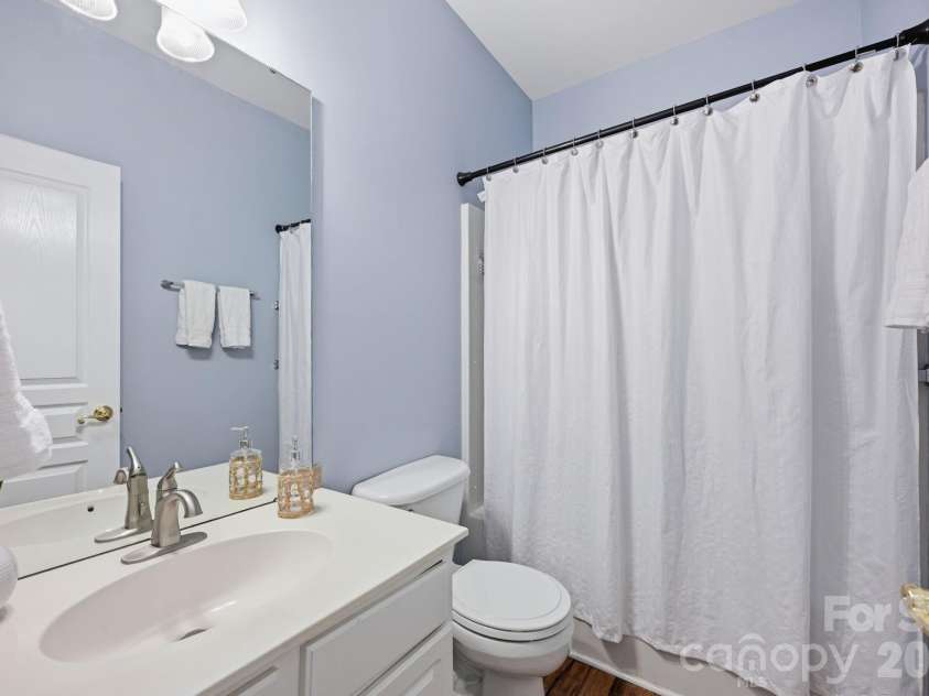 9420 Kestral Ridge Drive, Charlotte, NC 28269.  MLS# CAR4392710, YatesRealty ID 29945. 2nd Bath on Main