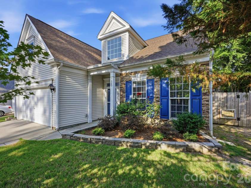 9420 Kestral Ridge Drive, Charlotte, NC 28269.  MLS# CAR4392710, YatesRealty ID 29945. 