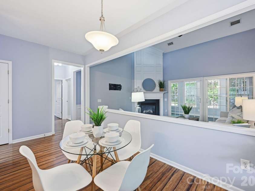 9420 Kestral Ridge Drive, Charlotte, NC 28269.  MLS# CAR4392710, YatesRealty ID 29945. Breakfast Area