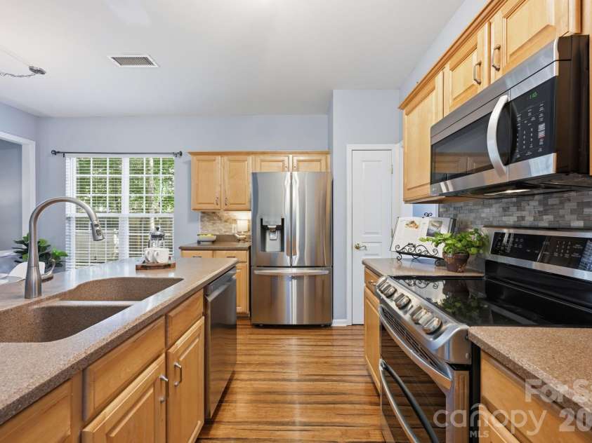 9420 Kestral Ridge Drive, Charlotte, NC 28269.  MLS# CAR4392710, YatesRealty ID 29945. Kitchen