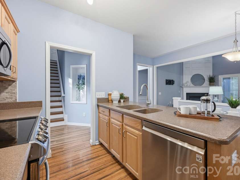 9420 Kestral Ridge Drive, Charlotte, NC 28269.  MLS# CAR4392710, YatesRealty ID 29945. Kitchen