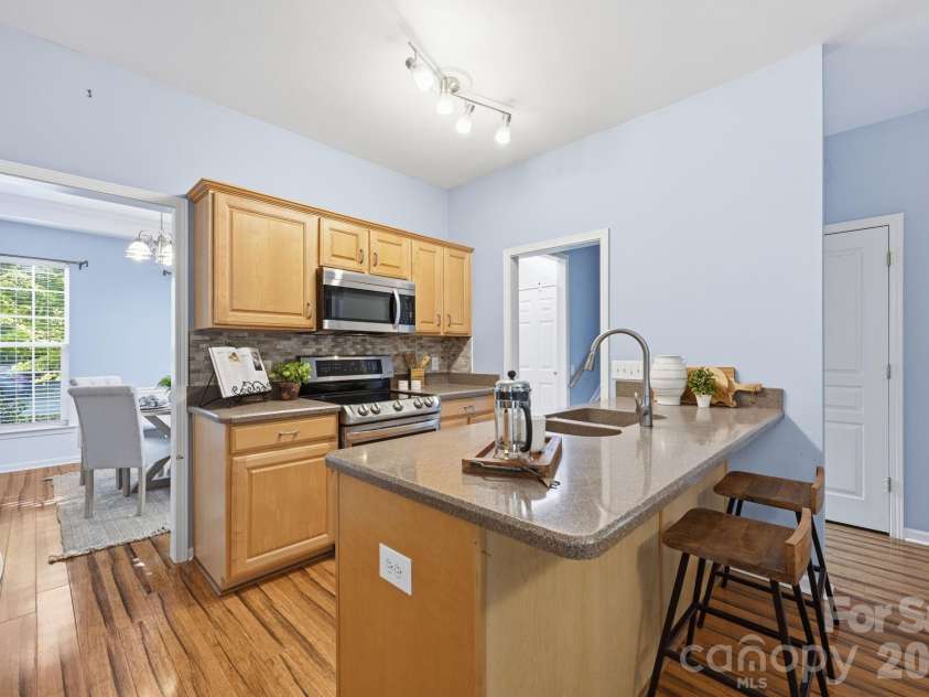 9420 Kestral Ridge Drive, Charlotte, NC 28269.  MLS# CAR4392710, YatesRealty ID 29945. Kitchen