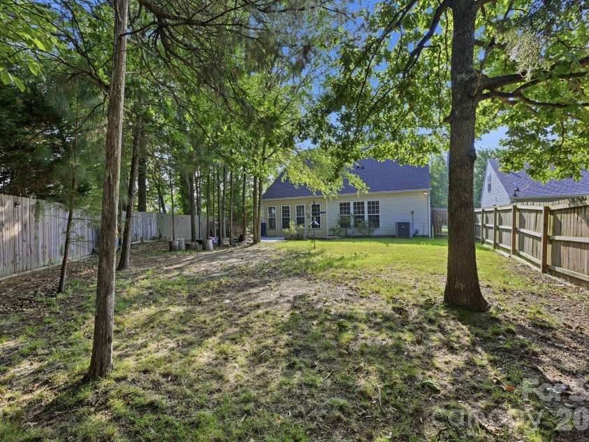 9420 Kestral Ridge Drive, Charlotte, NC 28269.  MLS# CAR4392710, YatesRealty ID 29945. Large Backyard