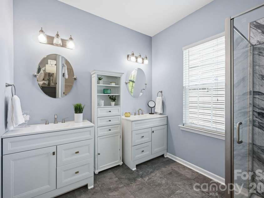 9420 Kestral Ridge Drive, Charlotte, NC 28269.  MLS# CAR4392710, YatesRealty ID 29945. Primary Bath