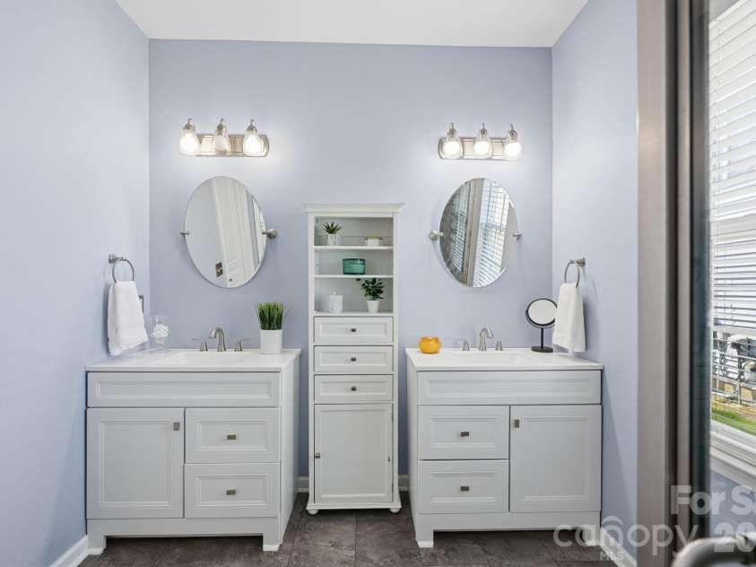 9420 Kestral Ridge Drive, Charlotte, NC 28269.  MLS# CAR4392710, YatesRealty ID 29945. Primary Bath