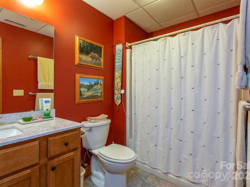 4 Galax Lane, Black Mountain, NC 28711.  MLS# CAR4286030, YatesRealty ID 29947. Hall bath off of family room