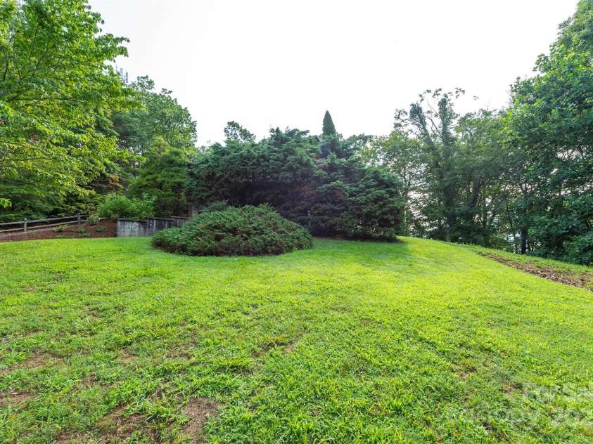4 Galax Lane, Black Mountain, NC 28711.  MLS# CAR4286030, YatesRealty ID 29947. Side and back yard