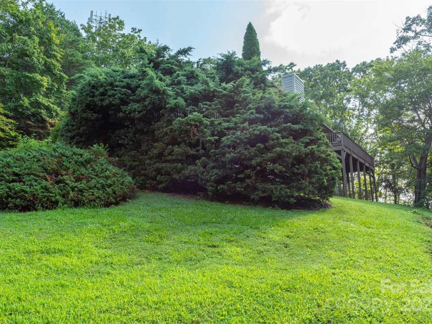 4 Galax Lane, Black Mountain, NC 28711.  MLS# CAR4286030, YatesRealty ID 29947. Side and back yard