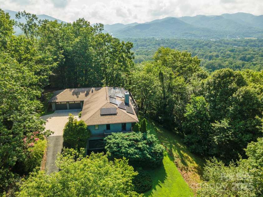 4 Galax Lane, Black Mountain, NC 28711.  MLS# CAR4286030, YatesRealty ID 29947. Welcome to 4 Galax Lane.