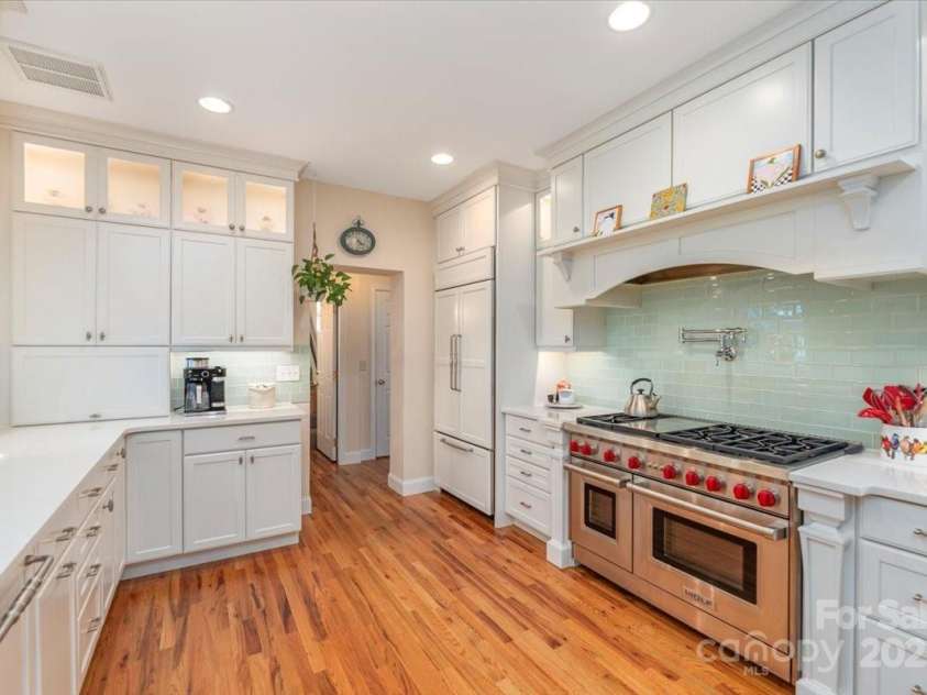 116 Dolata Lane, Waynesville, NC 28786.  MLS# CAR4281264, YatesRealty ID 29956. 6 Burner Wolf Range
