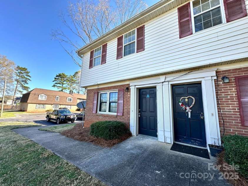 5812 Hunting Ridge Lane, Charlotte, NC 28212.  MLS# CAR4283343, YatesRealty ID 29957. 