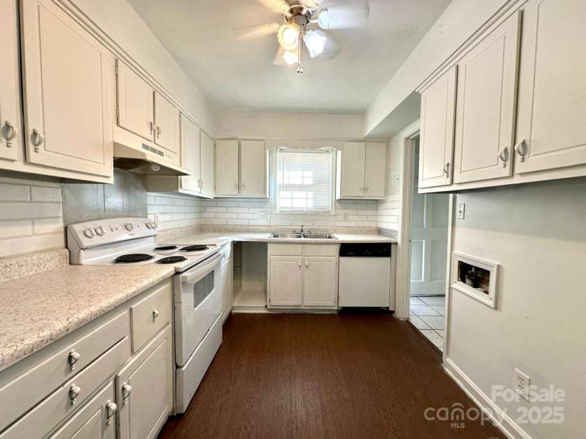 5812 Hunting Ridge Lane, Charlotte, NC 28212.  MLS# CAR4283343, YatesRealty ID 29957. 