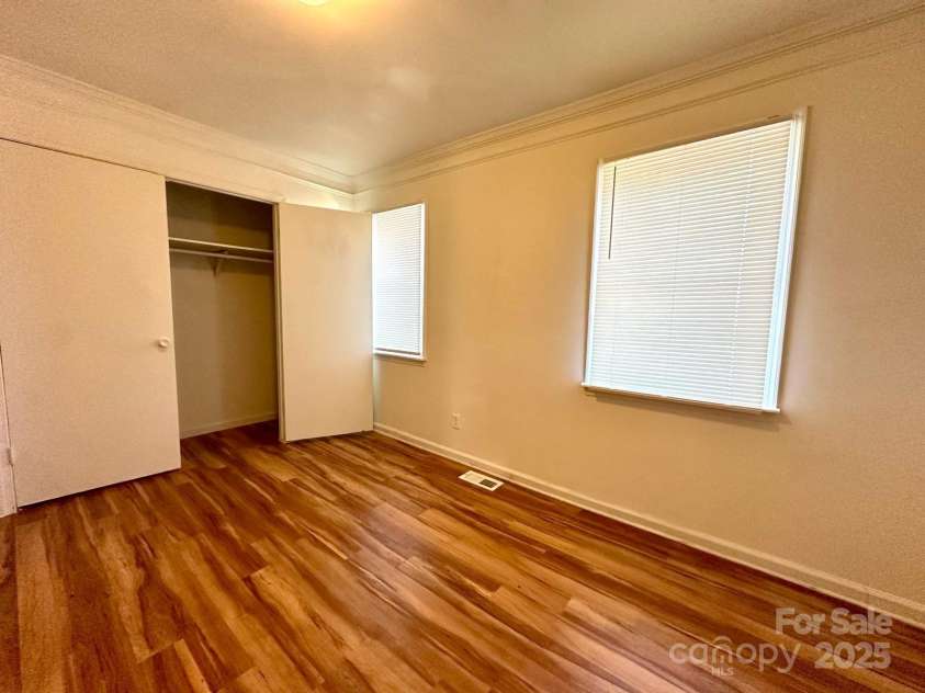 5812 Hunting Ridge Lane, Charlotte, NC 28212.  MLS# CAR4283343, YatesRealty ID 29957. 