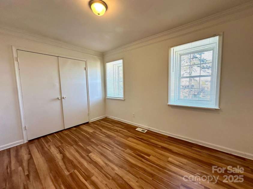 5812 Hunting Ridge Lane, Charlotte, NC 28212.  MLS# CAR4283343, YatesRealty ID 29957. 