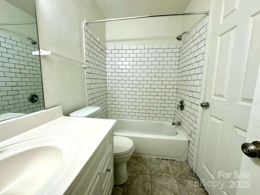 5812 Hunting Ridge Lane, Charlotte, NC 28212.  MLS# CAR4283343, YatesRealty ID 29957. 