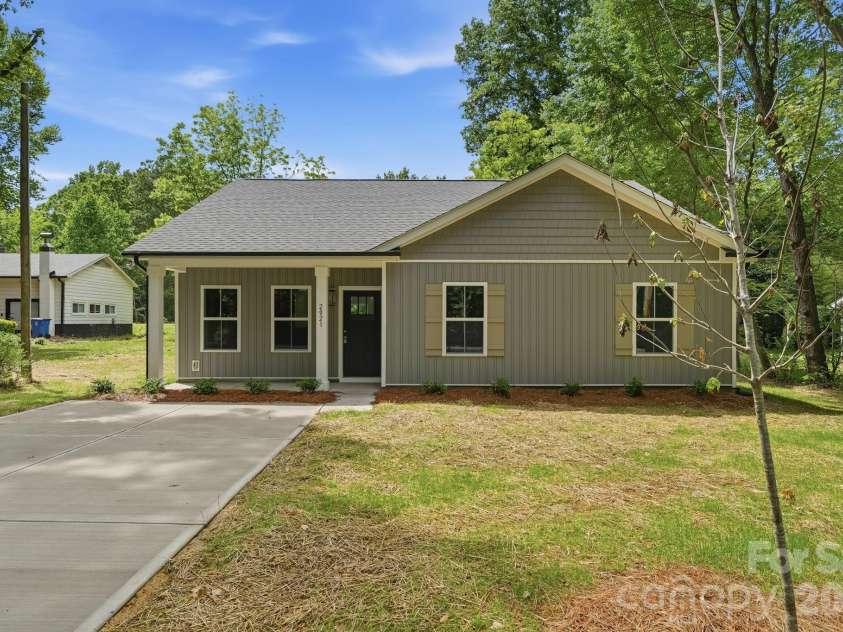 2021 Hart Road, Charlotte, NC 28214.  MLS# CAR4386974, YatesRealty ID 29958. 