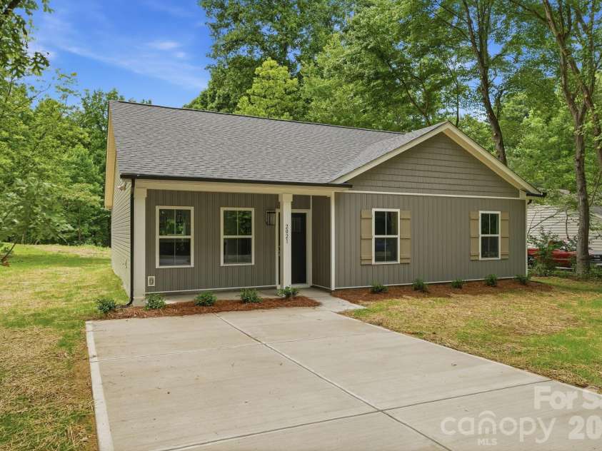 2021 Hart Road, Charlotte, NC 28214.  MLS# CAR4386974, YatesRealty ID 29958. 