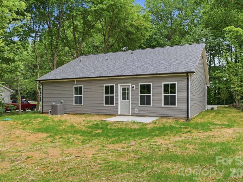 2021 Hart Road, Charlotte, NC 28214.  MLS# CAR4386974, YatesRealty ID 29958. 