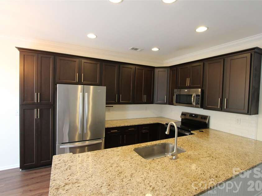 626 Fountain Court, Fort Mill, SC 29715.  MLS# CAR4387920, YatesRealty ID 29962. Kitchen