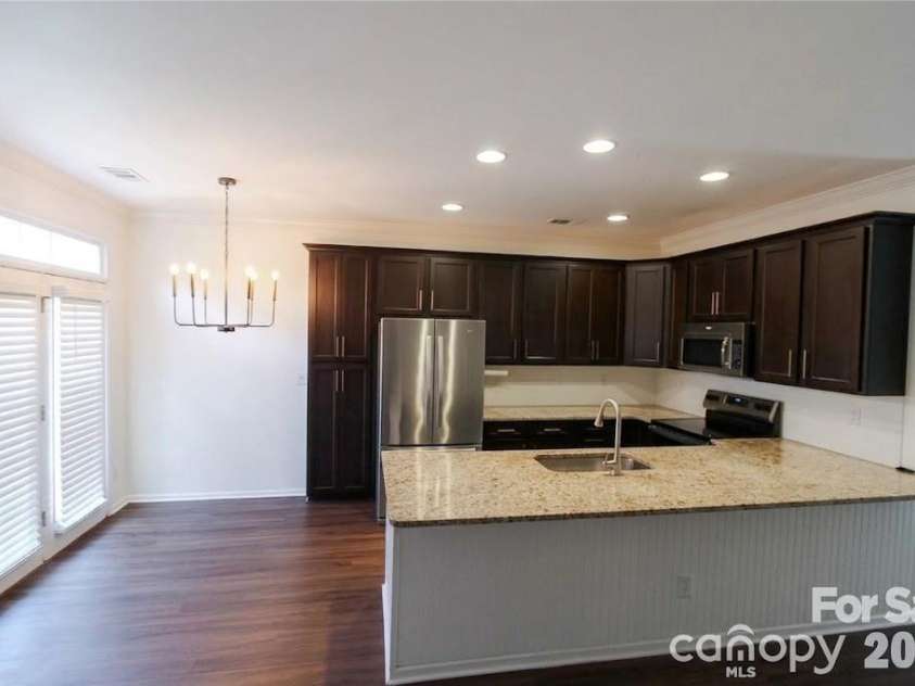 626 Fountain Court, Fort Mill, SC 29715.  MLS# CAR4387920, YatesRealty ID 29962. Kitchen