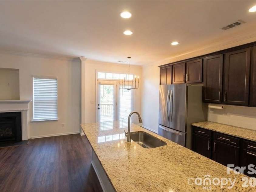 626 Fountain Court, Fort Mill, SC 29715.  MLS# CAR4387920, YatesRealty ID 29962. Kitchen