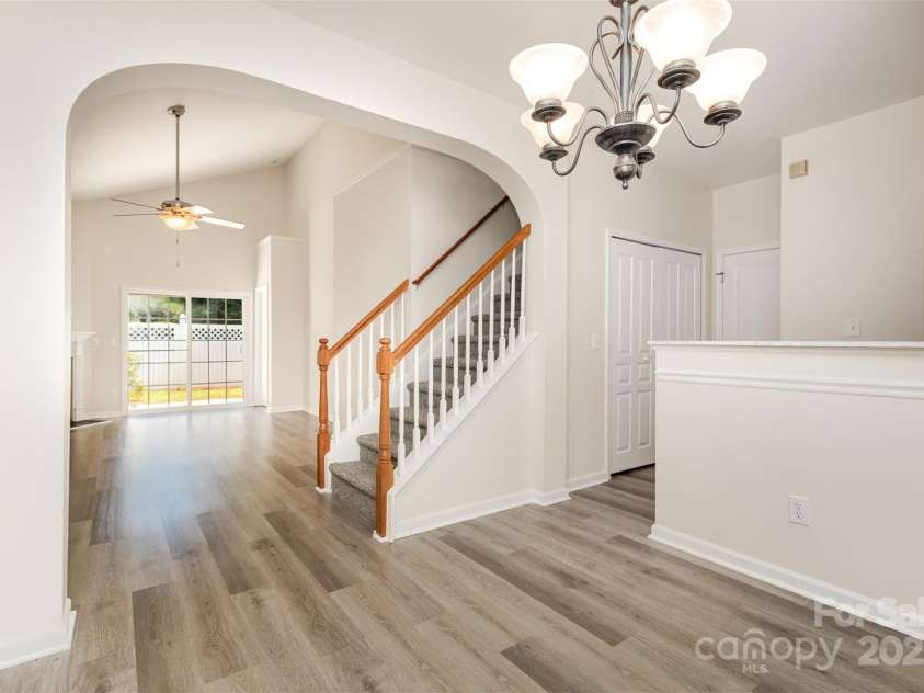 8390 Chaceview Court, Charlotte, NC 28269.  MLS# CAR4283871, YatesRealty ID 29962. Dining area