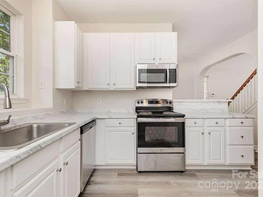 8390 Chaceview Court, Charlotte, NC 28269.  MLS# CAR4283871, YatesRealty ID 29962. Kitchen