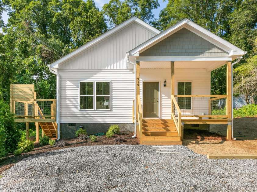 216 Lower Edgewood Road, Candler, NC 28715.  MLS# CAR4278361, YatesRealty ID 29965. 