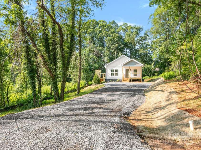 216 Lower Edgewood Road, Candler, NC 28715.  MLS# CAR4278361, YatesRealty ID 29965. 