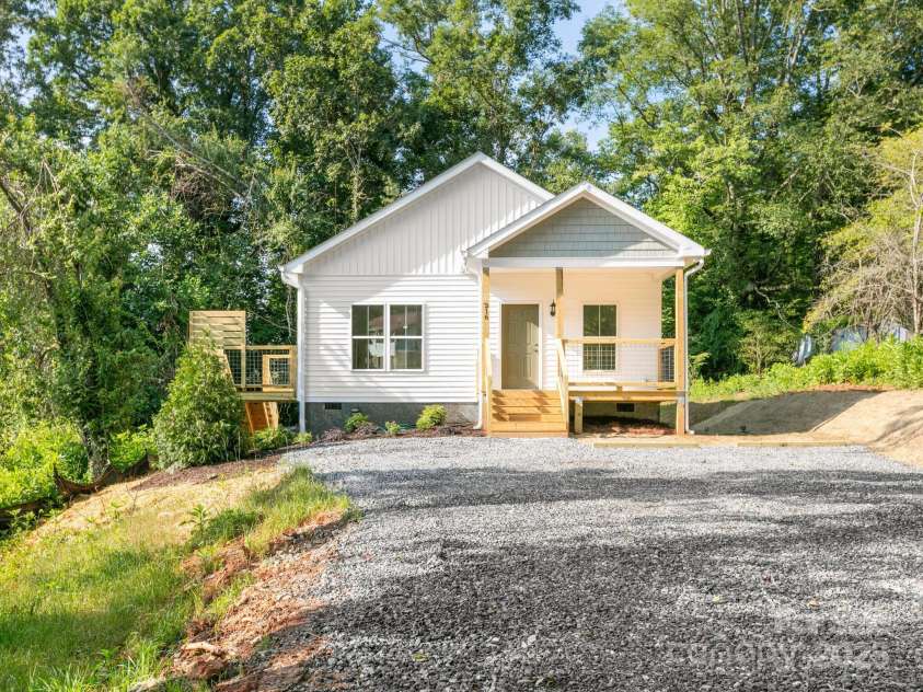 216 Lower Edgewood Road, Candler, NC 28715.  MLS# CAR4278361, YatesRealty ID 29965. 
