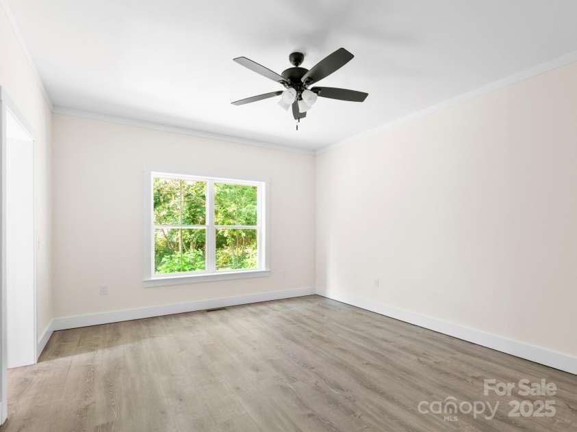 216 Lower Edgewood Road, Candler, NC 28715.  MLS# CAR4278361, YatesRealty ID 29965. 