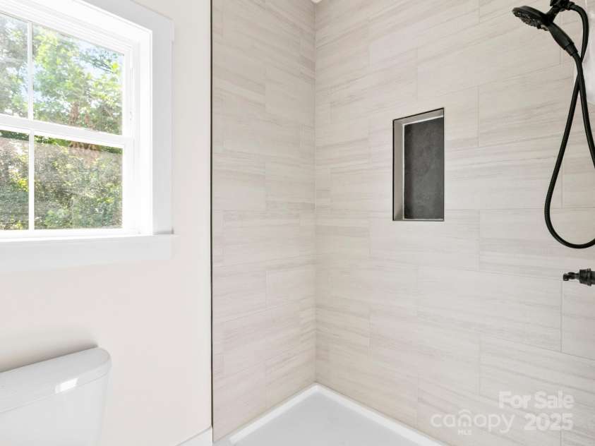216 Lower Edgewood Road, Candler, NC 28715.  MLS# CAR4278361, YatesRealty ID 29965. 