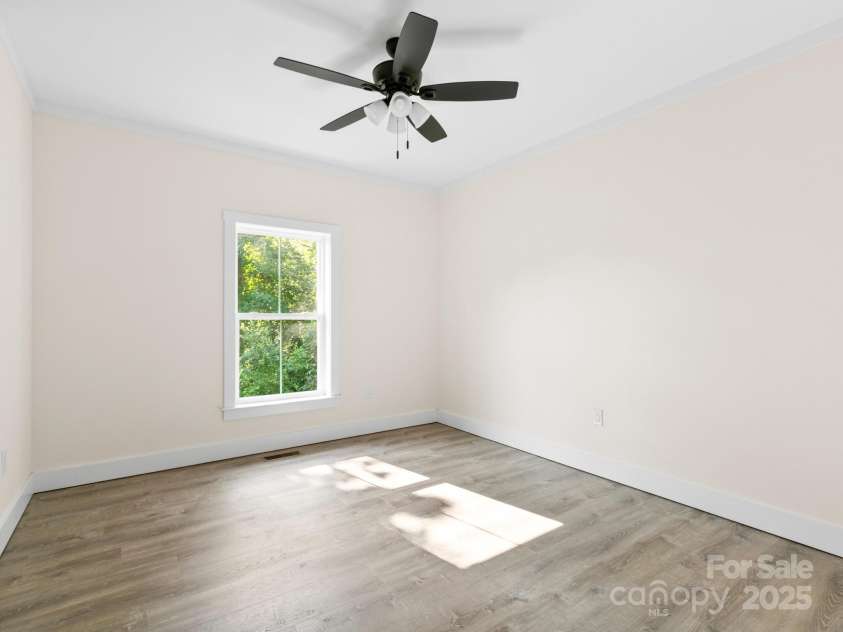 216 Lower Edgewood Road, Candler, NC 28715.  MLS# CAR4278361, YatesRealty ID 29965. 