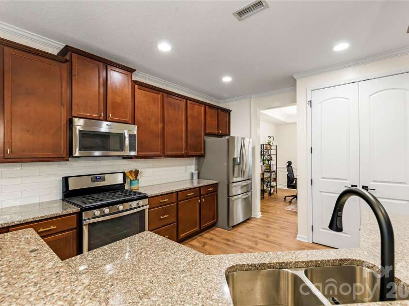 7202 Toxaway Lane, Charlotte, NC 28269.  MLS# CAR4389424, YatesRealty ID 29966. 