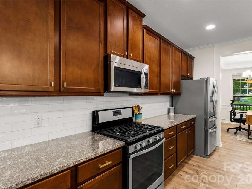 7202 Toxaway Lane, Charlotte, NC 28269.  MLS# CAR4389424, YatesRealty ID 29966. Gas range with microwave overhead