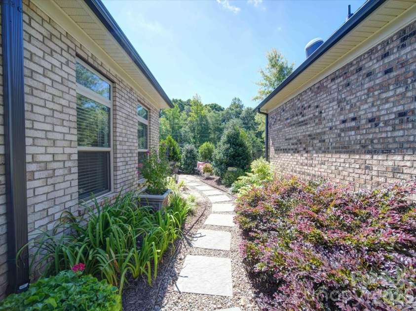5218 Courtyard Lane, Belmont, NC 28012.  MLS# CAR4388792, YatesRealty ID 29967. 